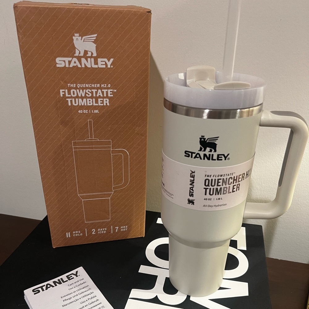 Stanley The Flowstate H2.0 Quencher Frost Color 40 oz Tumbler NWT